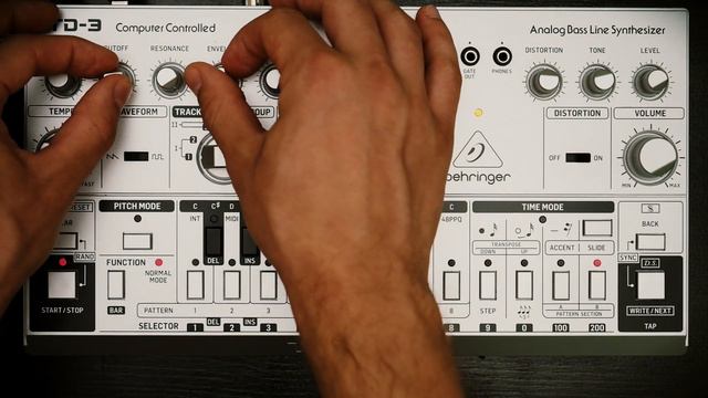 Behringer TD-3, TD-3-MO, MIDI: 303 Old School Patterns. Acid смотреть онлайн