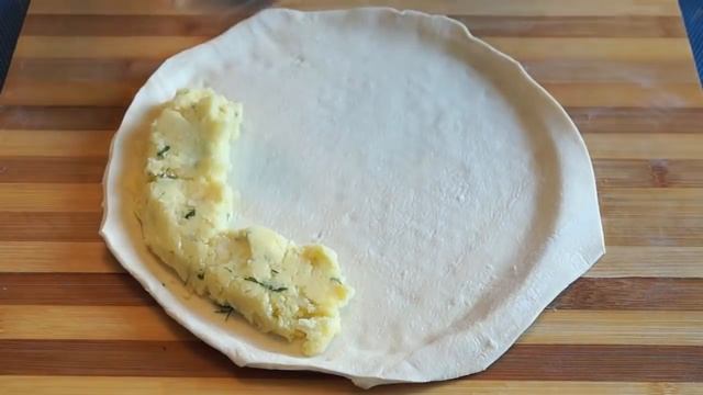 Быстрый отрывной пирог из готового слоеного теста с картофельным пюре смотреть онлайн