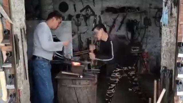Koʻmirda qizdirib bolta yasash смотреть онлайн