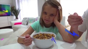 Катя и Макс играют с гаджетами