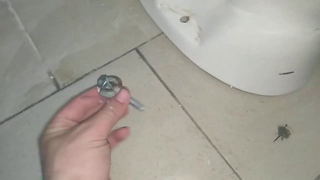 Как закрепить унитаз к полу. смотреть онлайн