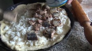 Дрожжевой пирог с рисом и рыбными консервами