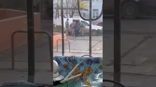 Между тем продолжается запись "добровольцев" в "армию" Зека (ВСУ) смотреть онлайн