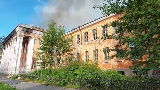 В Ачинске сгорело здание бывшего МТТ смотреть онлайн
