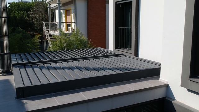 Биоклиматическая осевая поворотная пергола - ALDU Outdoor Systems - системы панорамного остекления смотреть онлайн