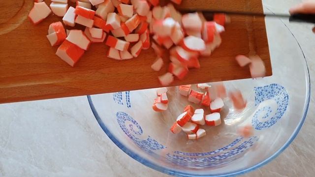 Салат на каждый день или на праздник. Новый вкус простого салата с крабовыми палочками! смотреть онлайн