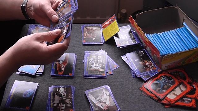 Unwrapping Black Hole Bubblegum Cards from "Back in the day" смотреть онлайн