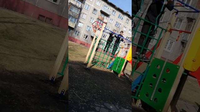Здоровенный детины ломают детские городки смотреть онлайн