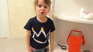 Ева играет и учит как правильно питаться