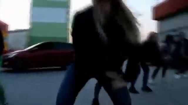 Девушки устроили мощный попотряс на парковке магазина в Волжском смотреть онлайн