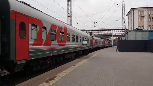 ЭП20-063 с поездом № 19 (и пересылаемым ЭП20-045) отправляется со станции Ростов-Главный смотреть онлайн