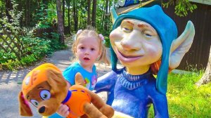 Настя и игрушечный друг Зума в парке Липриконов