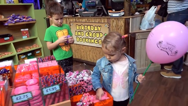 Горки и бассейны Самый большой аквапарк в Соединенном Королевстве Катя делает пи смотреть онлайн