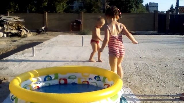 Басейн на даче. Прыжки в басейн. Учимся нырять. смотреть онлайн