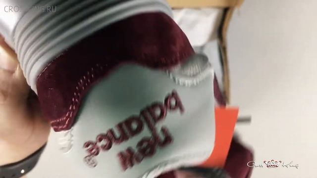 New Balance 574 из бордовой замши с красным логотипом смотреть онлайн