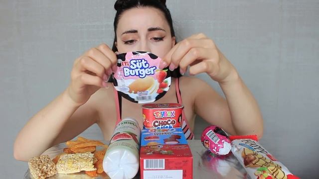 ВОНЮЧИЙ ИОГУРТ ОТ АКТИВИИ/ Пробую впервые/ Mukbang / Ayka Emilly