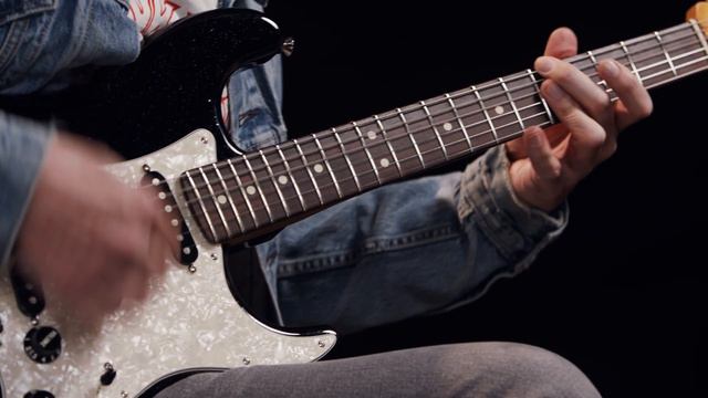 Fender 70th Anniversary Player Stratocaster Nebula Noir | Demo and Overview with Michael Eisenstein смотреть онлайн
