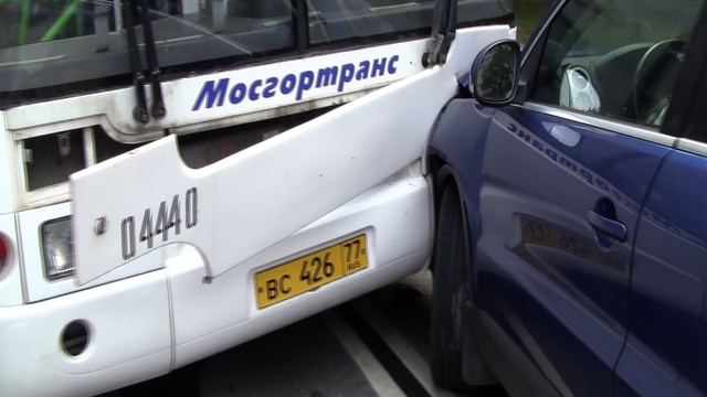 лобовая с автобусом на пустой дороге