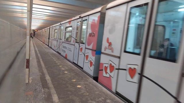 Отправление тематического Русича (81-740.4/741.4) "Помогать по пути" со станции "Молодежная" смотреть онлайн