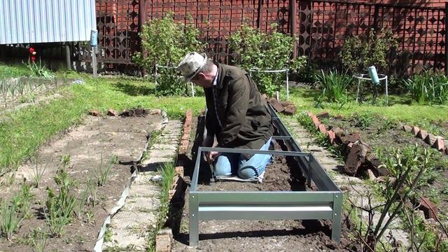 Установил на место грядку с Маркета// Пробую сделать грядку теплой смотреть онлайн