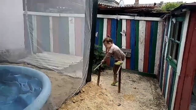 София на турниках / Как научить ребенка упражняться на турнике / Первые трюки на турнике смотреть онлайн