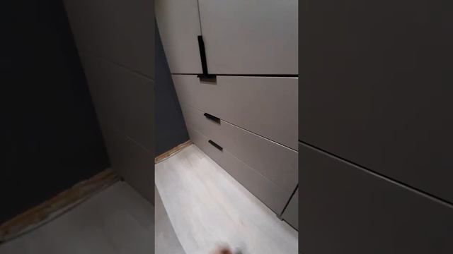 Шкафы на заказ. Шкаф до потолка с выдвижными ящиками для удобного хранения смотреть онлайн