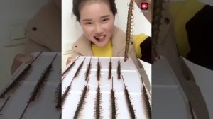 Китаянка ест червей \Cute chinese girl eats cockroaches, bugs, worms with a smile
