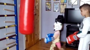 VLOG:Тренируемся на груше/Костя и Василиса/Видео для детей/We beat blows on a sports pear