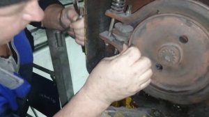 На кранбалке (кране) не держит тормоз тельфера.