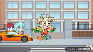 Старшая сестра хотела сделать из младшей сестры малышку