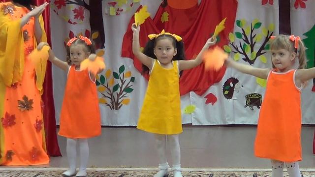 КРАСИВЫЙ ТАНЕЦ осенних ЛИСТОЧКОВ. Проказница ОСЕНЬ. Дети танцуют. Children dance with leaves. Fall смотреть онлайн