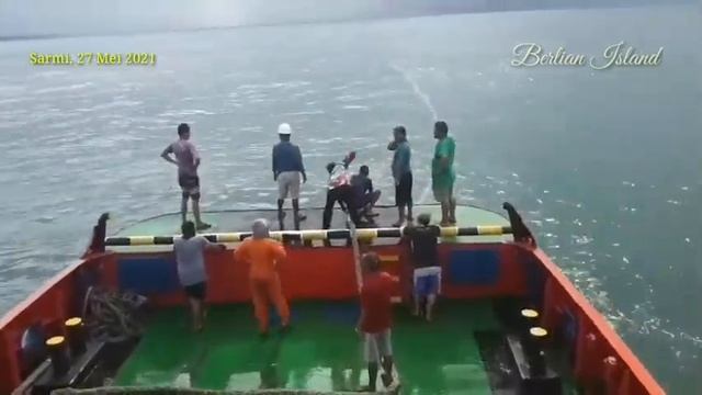 tugboat crew work when the ship arrives at the port. ( time lapse ) смотреть онлайн