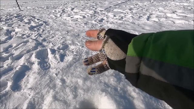 Раздача плотвы в глухозимье!Супер Рыбалка на безмотылку! смотреть онлайн