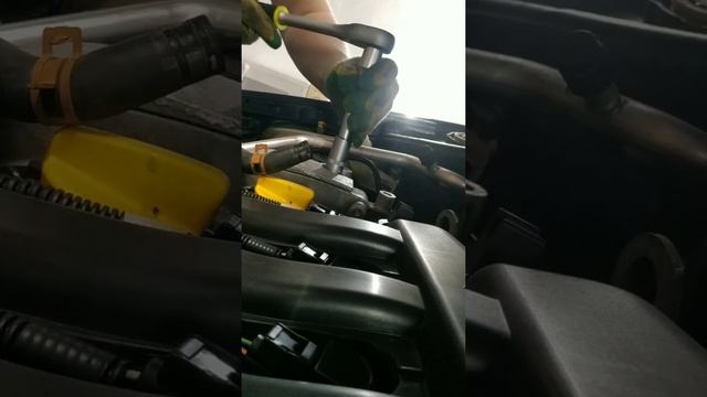 Как снять розшырительный бачок или подушку двигателя верх правая на Renault Megan 2 2008г. смотреть онлайн