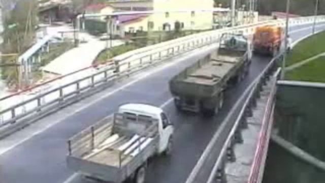 Столкнулись грузовой автомобиль МАЗ и ВАЗ-2110. смотреть онлайн