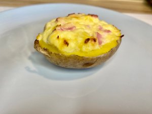 Домашняя Крошка Картошка с колбасой и сыром. У вас на столе)