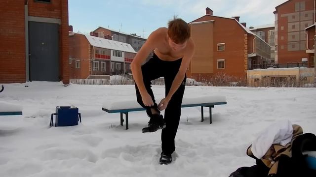 Купание в снегу в снежном Красноярске перед Новым Годом! смотреть онлайн