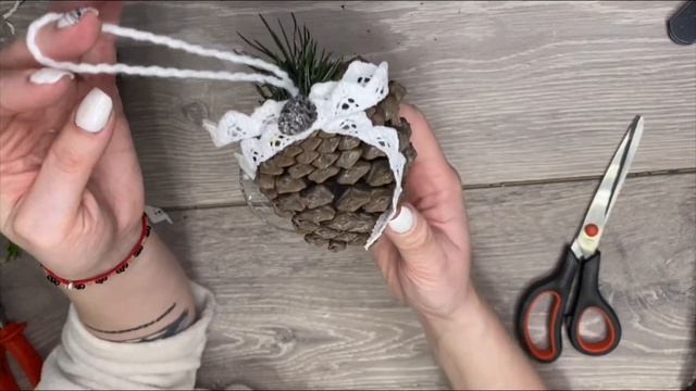 Идея елочных игрушек своими руками/ Елочные игрушки из шишек/ Мастерская подарков от Души. смотреть онлайн