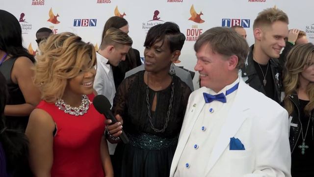 2014 GMA Dove Awards | Erica Campbell on the Red Carpet смотреть онлайн