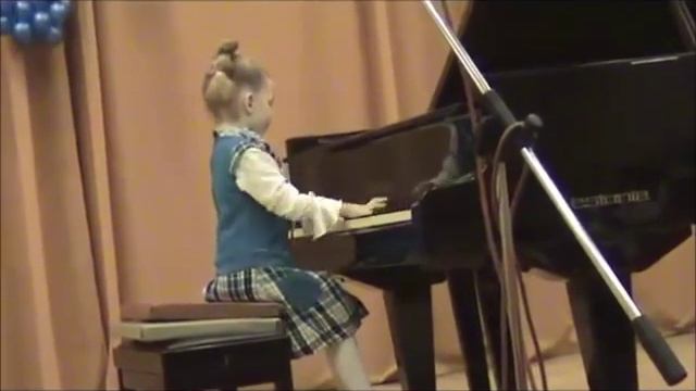 Варвара Кутузова (5 лет) - Чайковский: Немецкая песенка смотреть онлайн