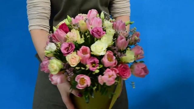 Шляпная коробка с тюльпанами и эустомой "Весна на Заречной улице" смотреть онлайн