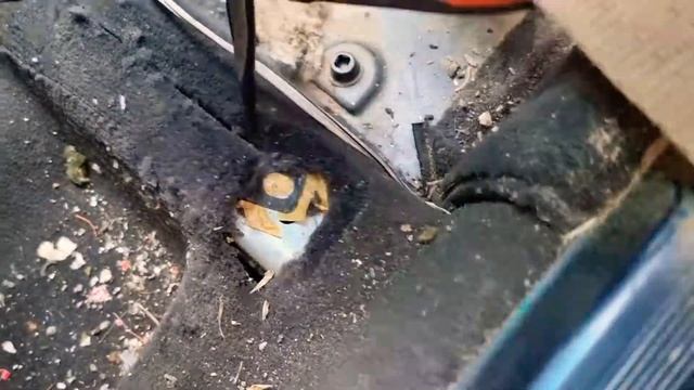 How to remove / replace seats in mercedes w124 / w201 with rusty bolts. смотреть онлайн