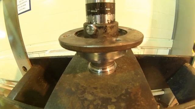 Замена подшипника полуоси переднего моста Pajero Montero смотреть онлайн