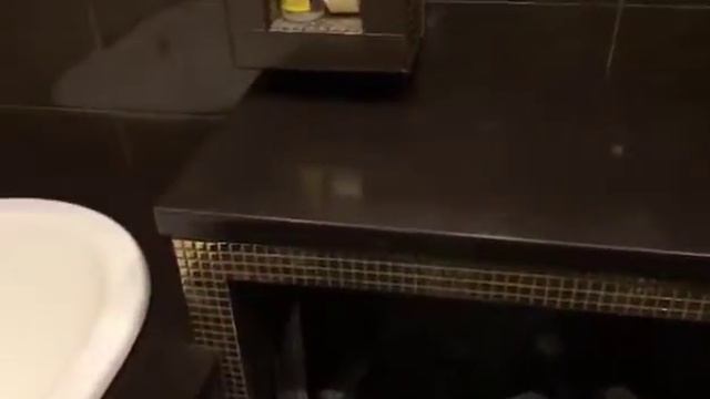 Прямая столешница в ванную и накладка на ванную из камня по штапиком. смотреть онлайн