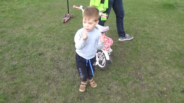 Супер Вика кормит сусликов, Макс ей помогает смотреть онлайн