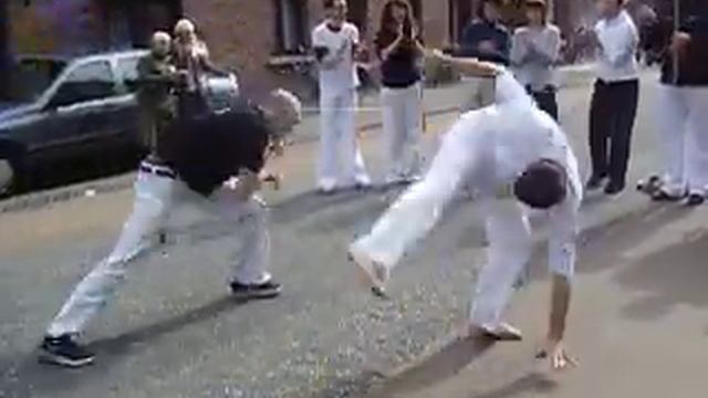 Mundo Capoeira -Demo & Workshop na rua Palmen Markt Geel -03 смотреть онлайн