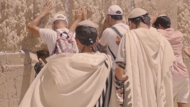 ЕВРЕИ МОЛЯТСЯ У СТЕНЫ ПЛАЧА В ИЕРУСАЛИМЕ смотреть онлайн