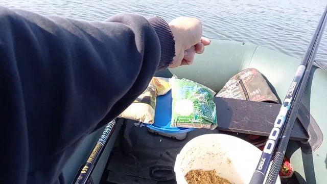 Ловля на поплавок!!! Рыбалка маховой удочкой с лодки осенью.Рыбалка осенью 2020. смотреть онлайн
