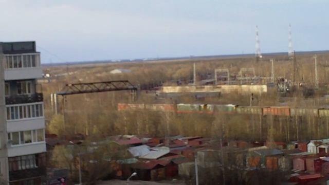 Тепловоз 2ТЭ10М и перегоняемые тепловозы ЧМЭ3 и грузовой состав прибывает в Архангельск смотреть онлайн