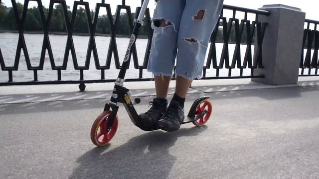 Катание на самокате не касаясь земли смотреть онлайн